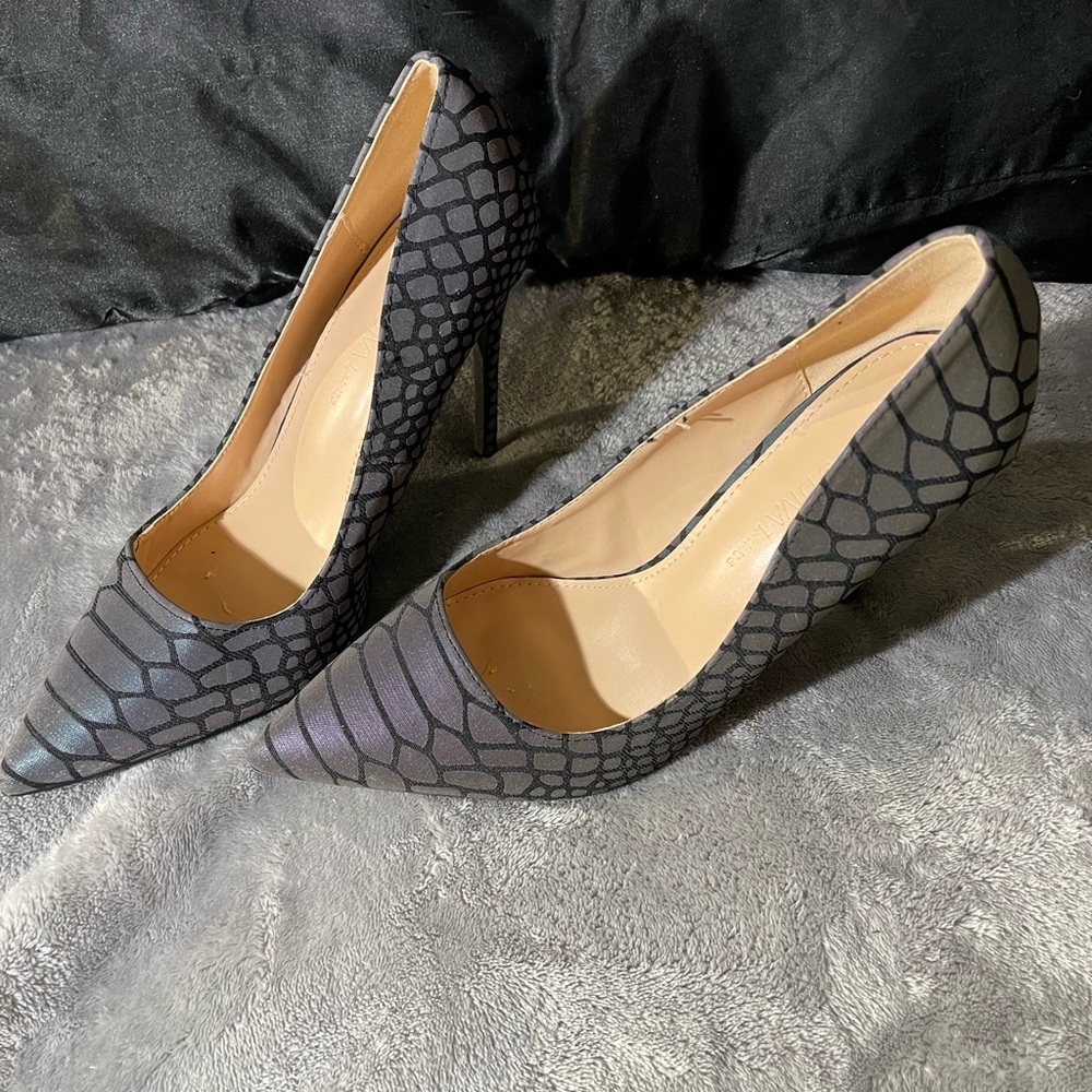 Wild Diva black, reflective snake skin pumps. Size 10 - Picture 3 of 6
